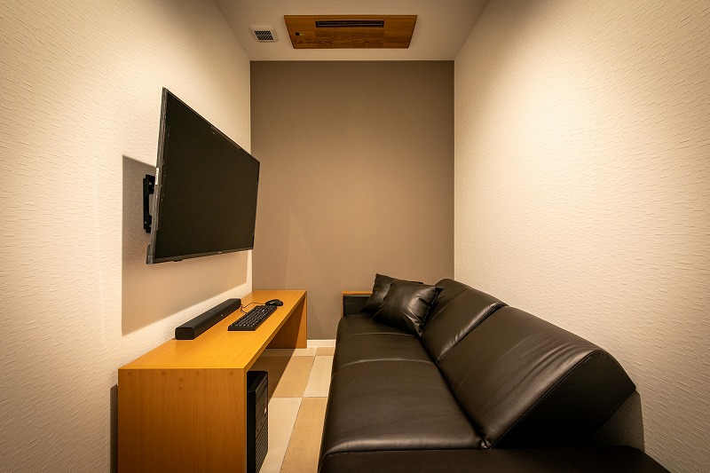 完全個室 サウンドバー 4kテレビ搭載のシアターブース 八王子ネットカフェ Private Cafe Cave
